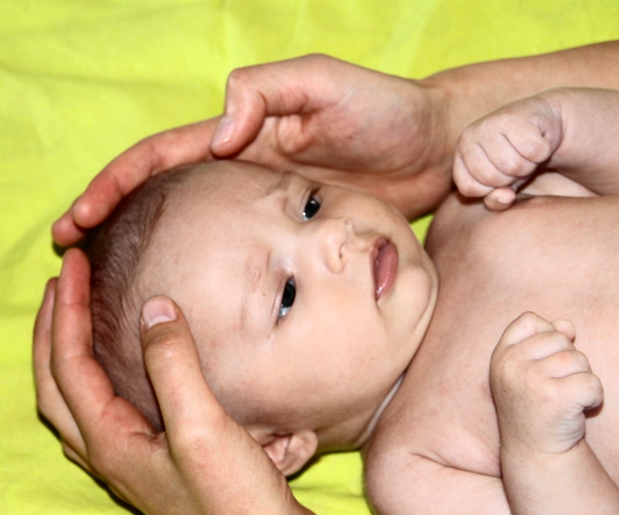 Photo ostéopathie sur bébé