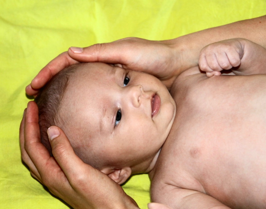 Photo ostéopathie sur bébé
