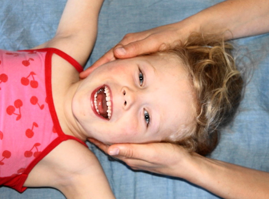 Photo ostéopathie sur enfant